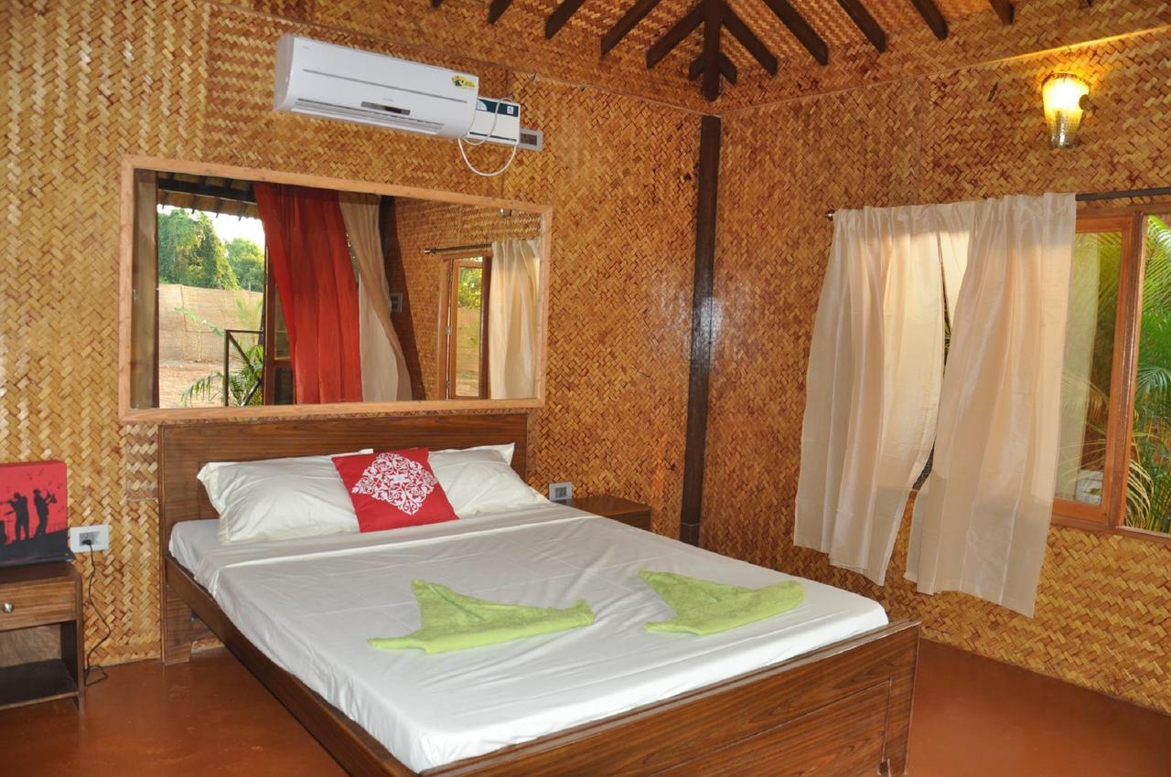 Rock Water Resort Morjim Phòng bức ảnh
