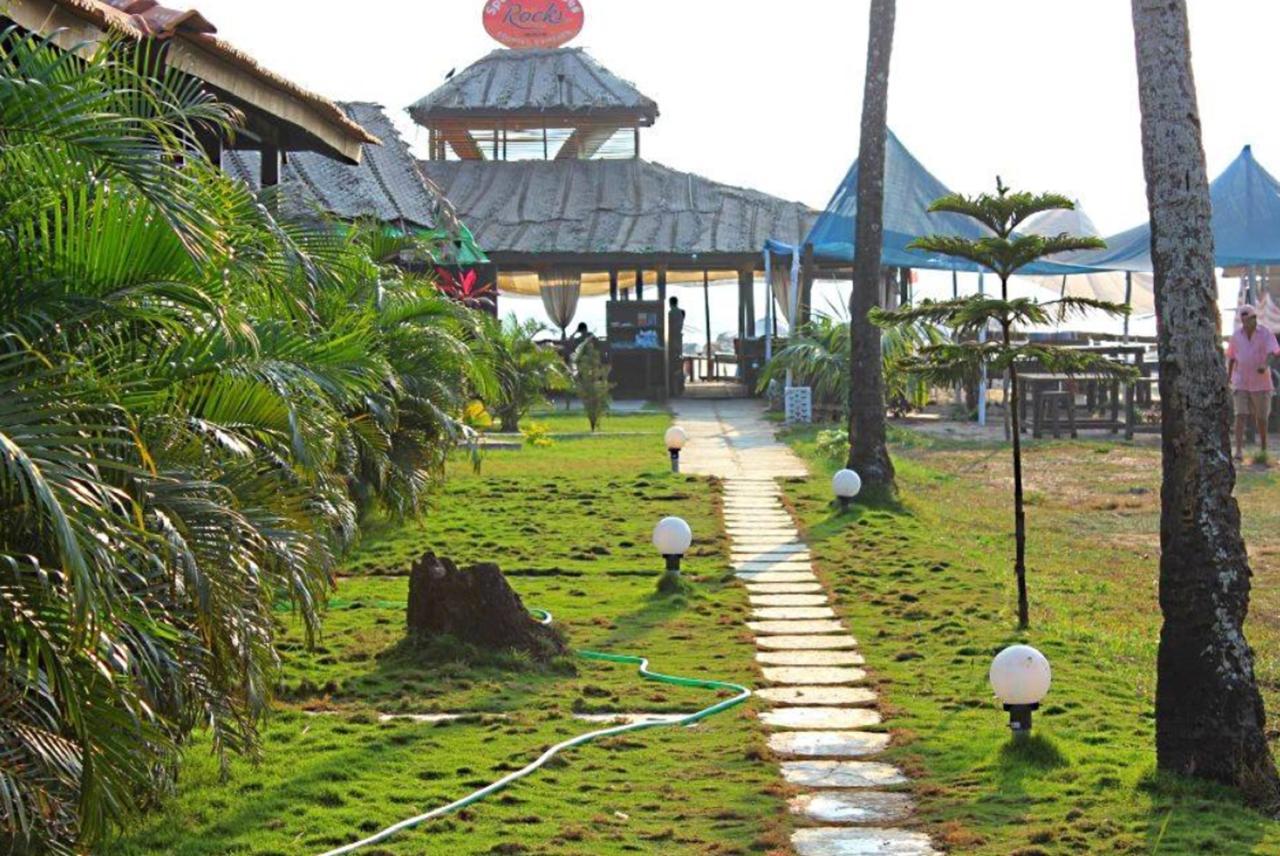 Rock Water Resort Morjim Ngoại thất bức ảnh