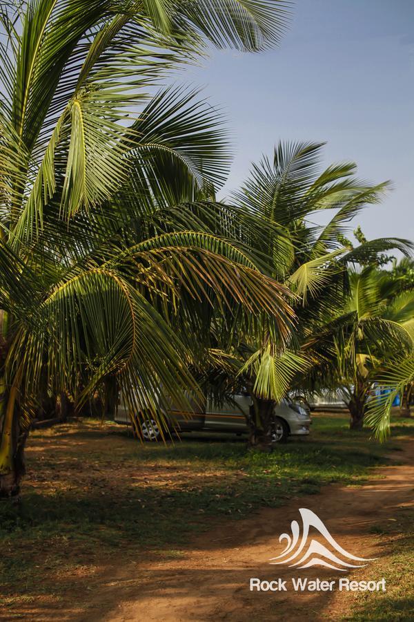 Rock Water Resort Morjim Ngoại thất bức ảnh